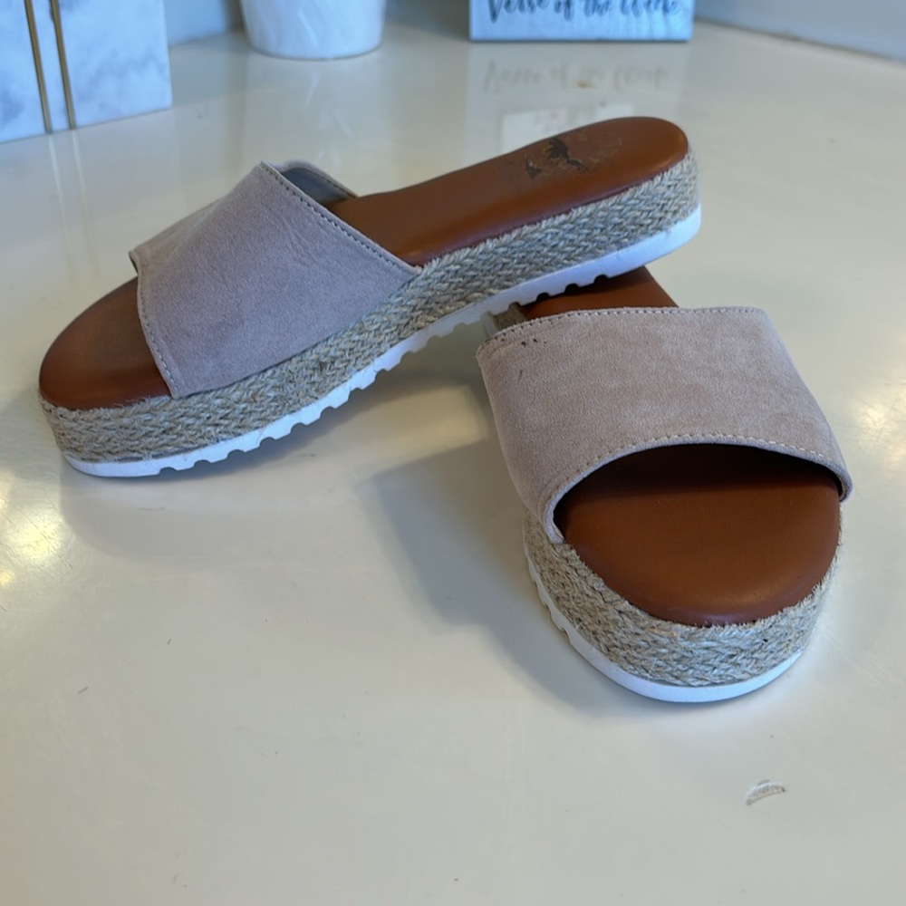 Cute & comfy espadrille sandals; tan/blush